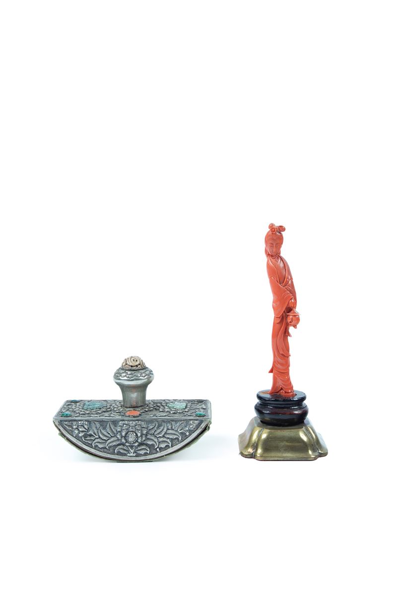 Scultura in corallo rosso e oggetto rituale tibetano, Cina/Tibet, inizio XX secolo