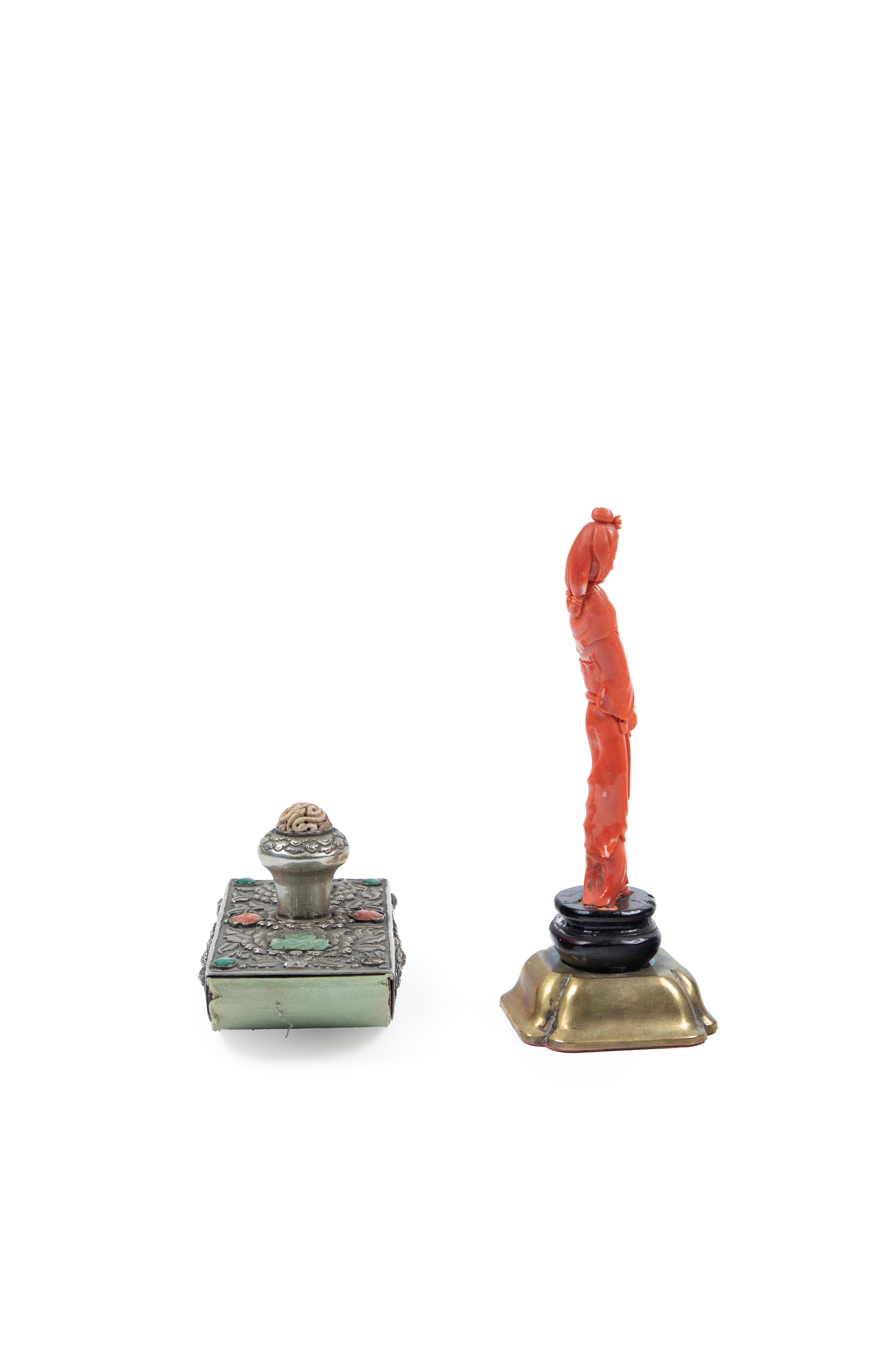 Scultura in corallo rosso e oggetto rituale tibetano, Cina/Tibet, inizio XX secolo
