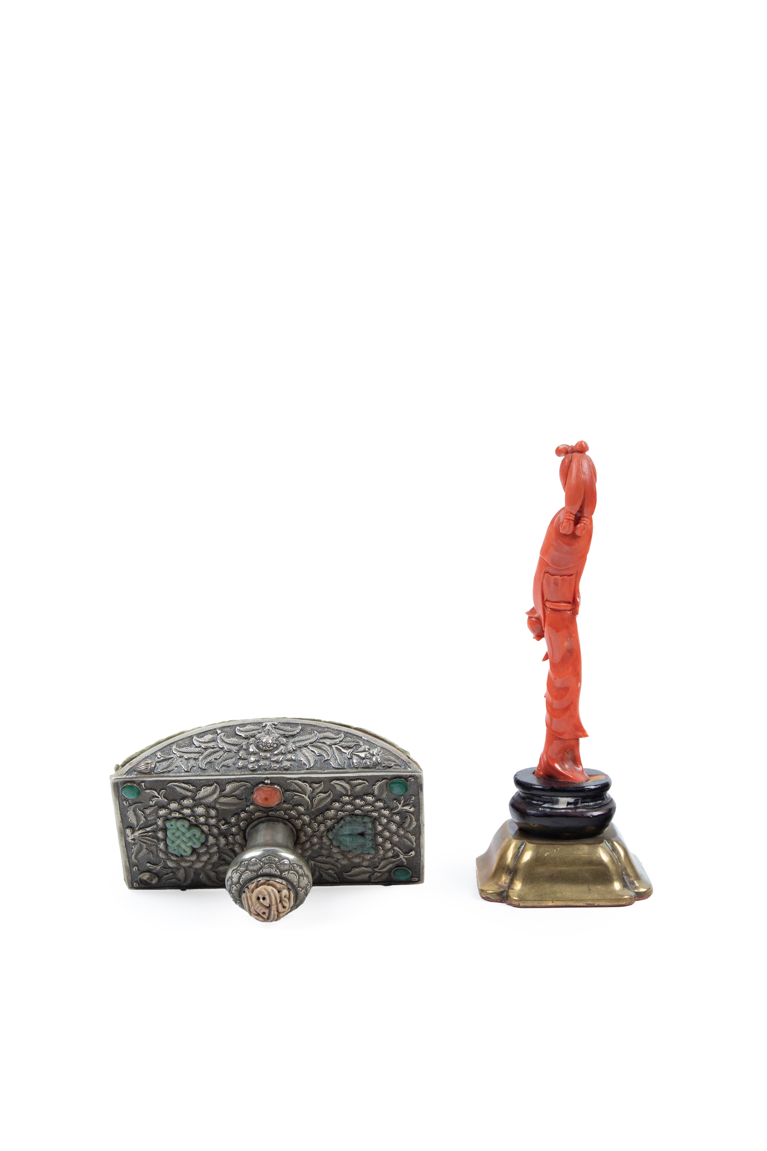 Scultura in corallo rosso e oggetto rituale tibetano, Cina/Tibet, inizio XX secolo