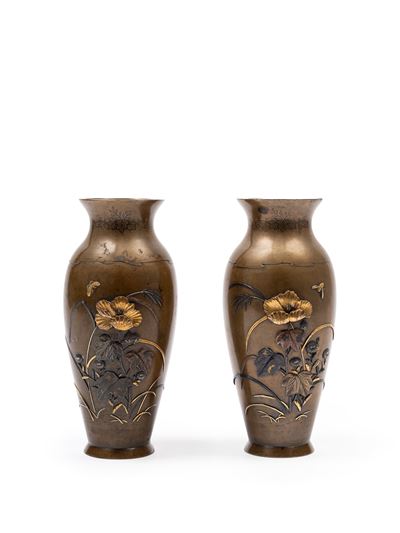 Giappone, Periodo Meiji (1868-1912), Coppia di vasi in bronzo con decorazione in rilievo
