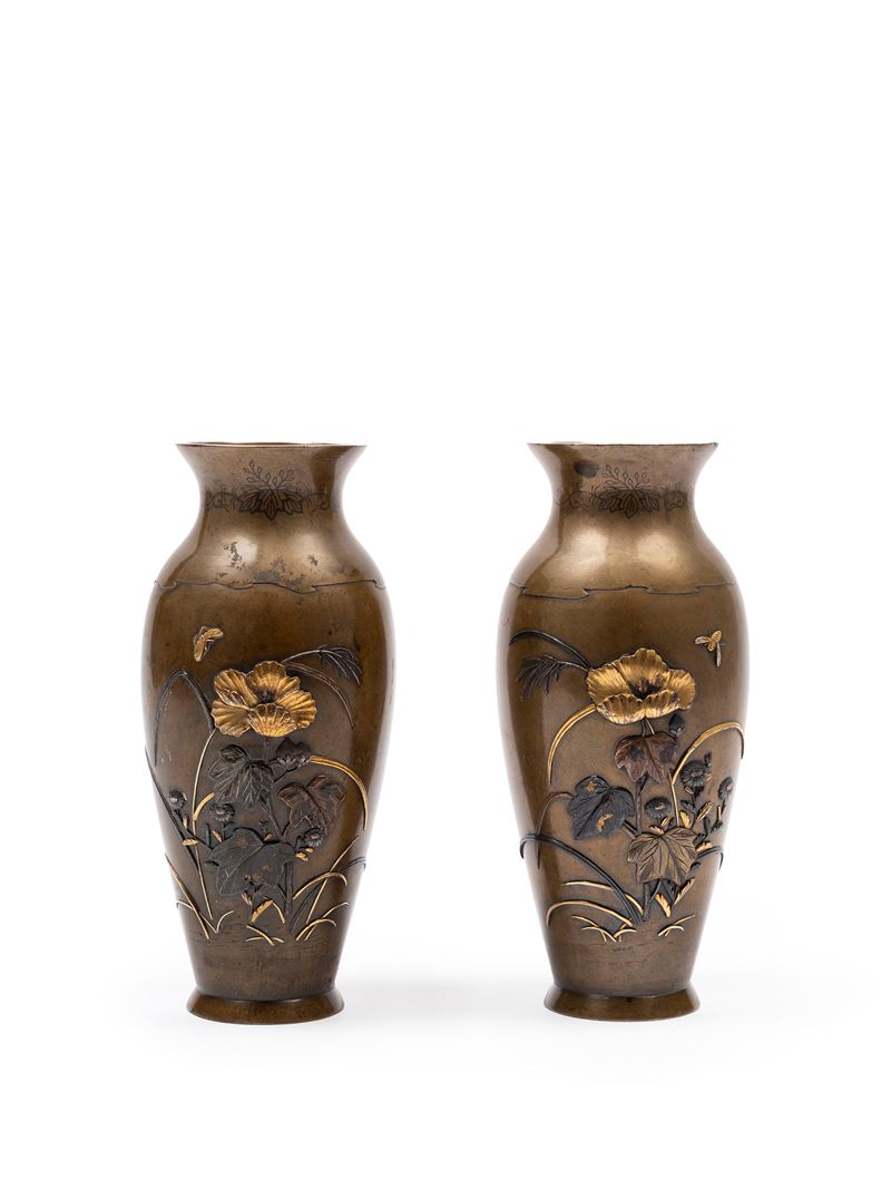 Giappone, Periodo Meiji (1868-1912), Coppia di vasi in bronzo con decorazione in rilievo
