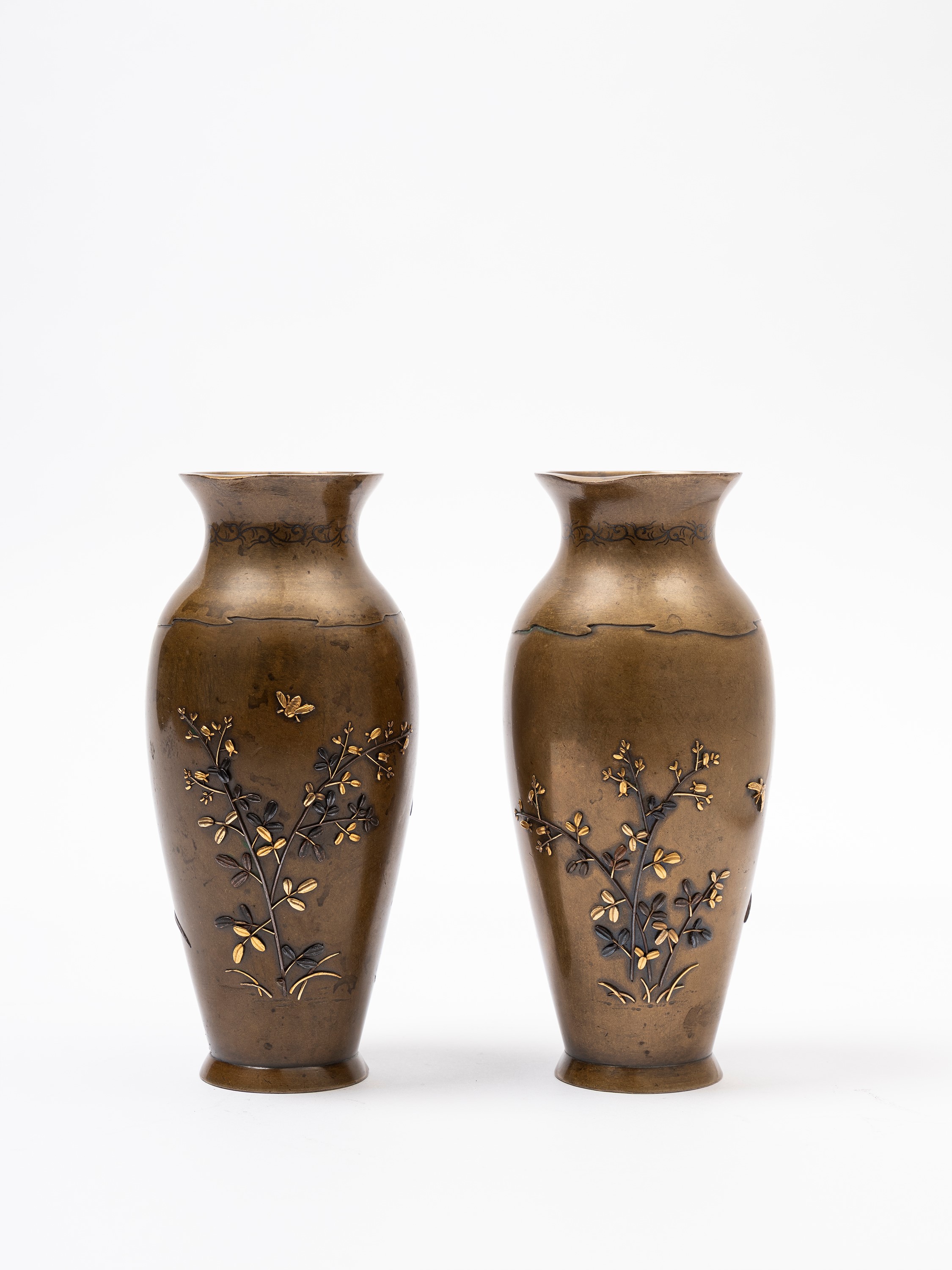 Giappone, Periodo Meiji (1868-1912), Coppia di vasi in bronzo con decorazione in rilievo