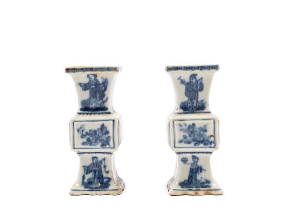 A PAIR OF BLUE AND WHITE PORCELAIN SMALL VASES