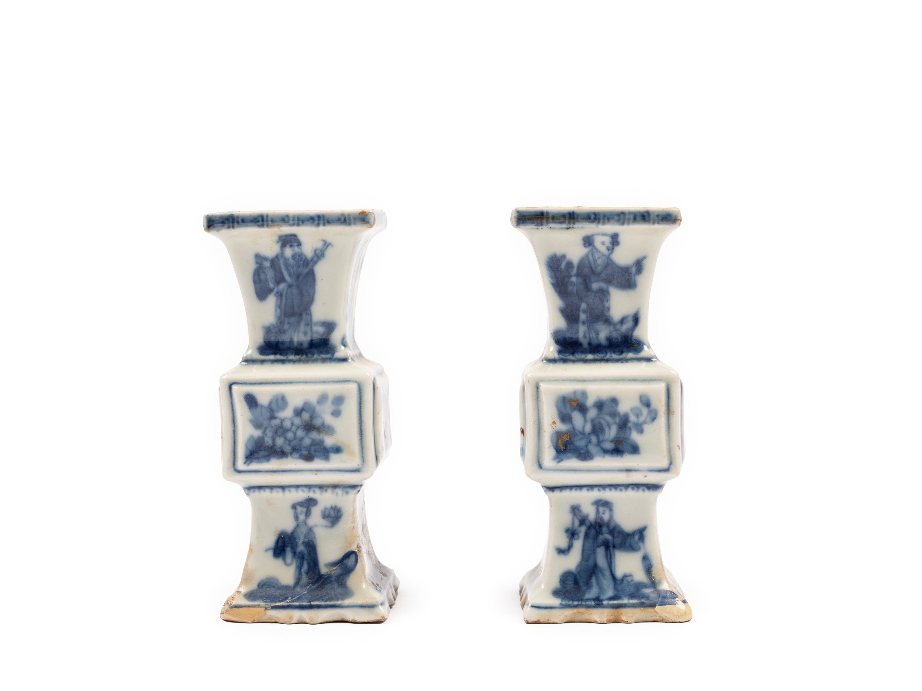 Cina, Dinastia Qing, Coppia di vasi in porcellana bianca e blu, fine XIX secolo