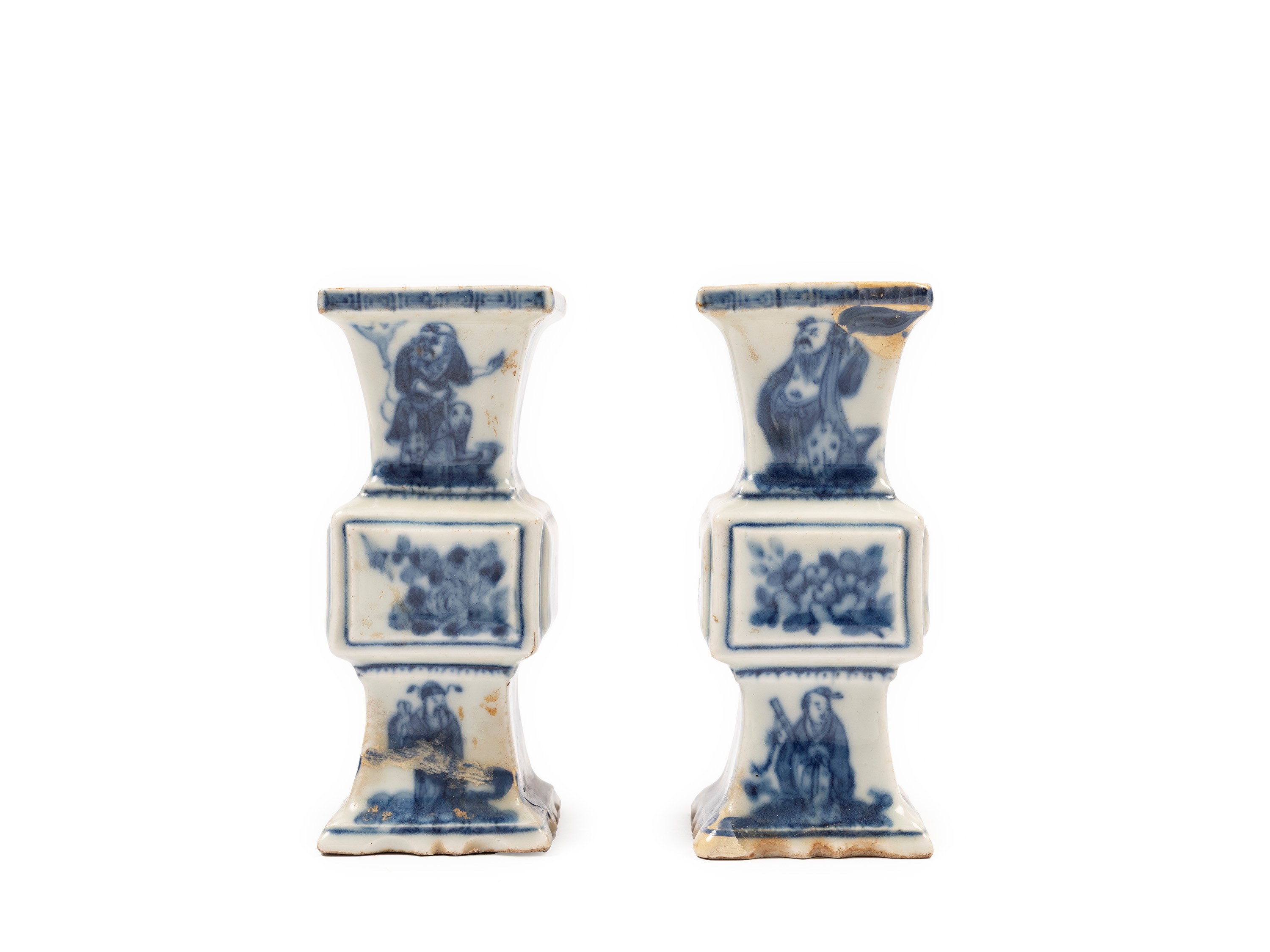 Cina, Dinastia Qing, Coppia di vasi in porcellana bianca e blu, fine XIX secolo