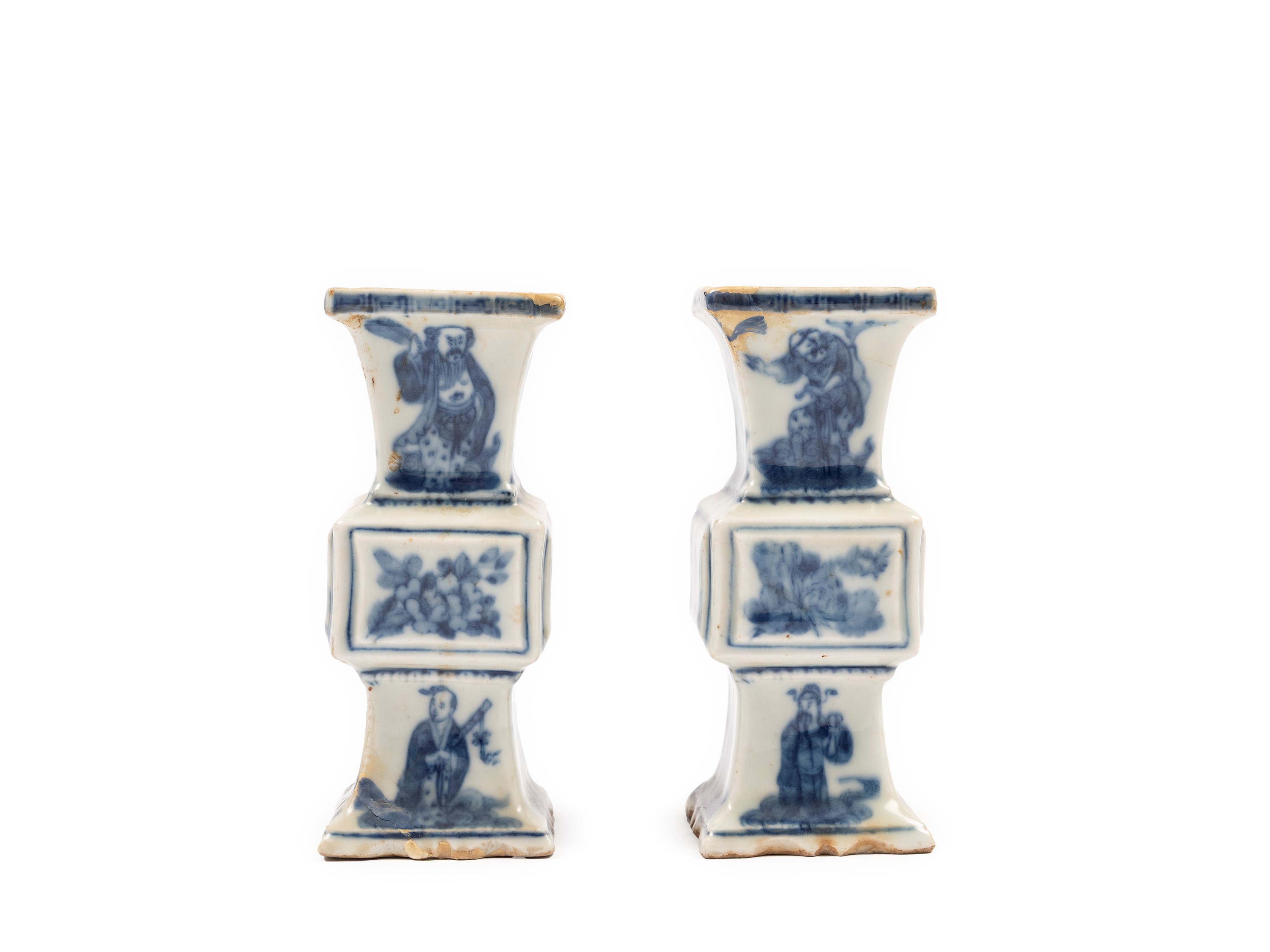 Cina, Dinastia Qing, Coppia di vasi in porcellana bianca e blu, fine XIX secolo