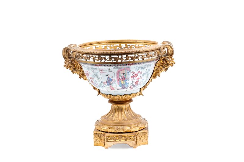 RARA COPPA IN PORCELLANA FAMIGLIA ROSA MONTATA IN BRONZO
