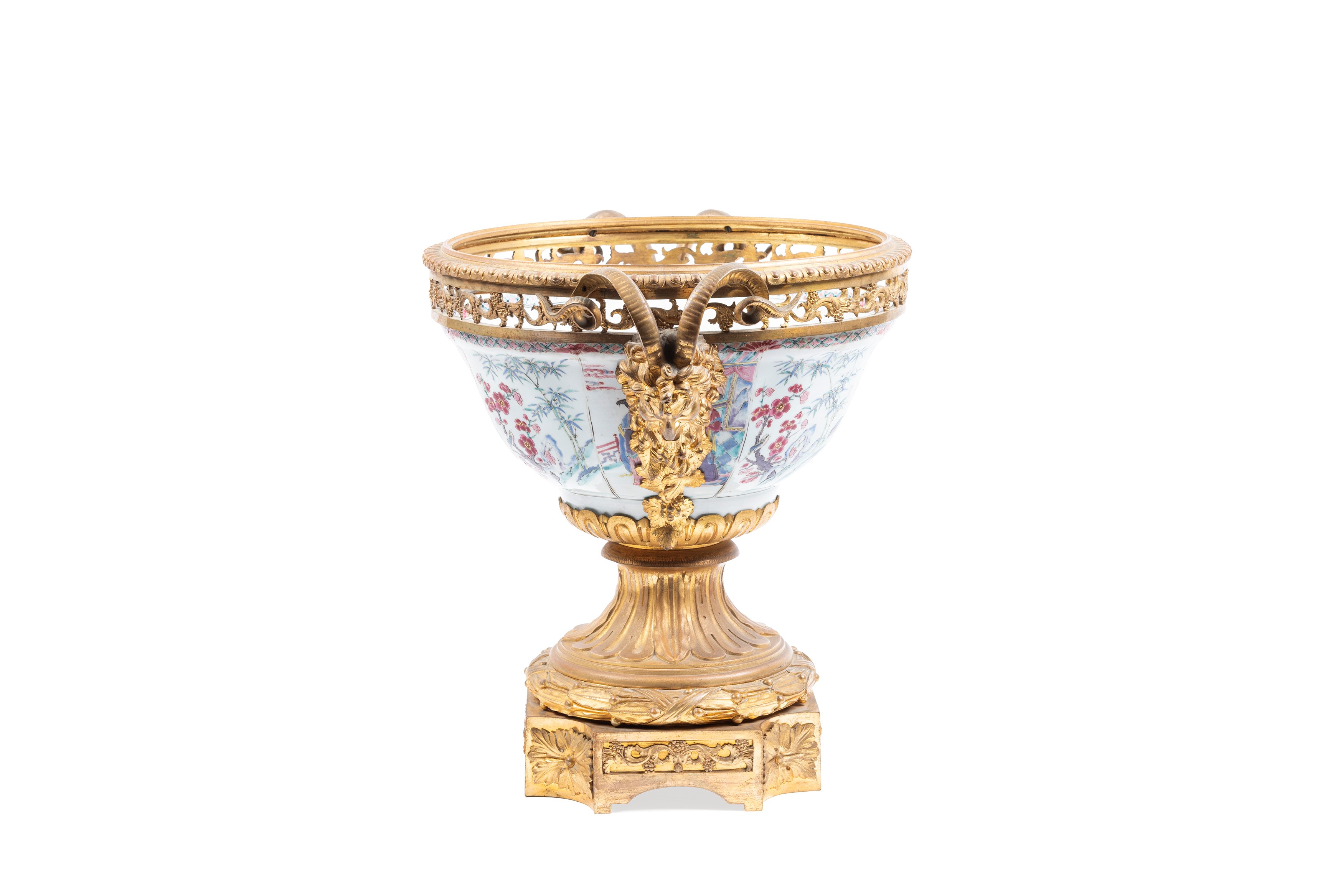 RARA COPPA IN PORCELLANA FAMIGLIA ROSA MONTATA IN BRONZO