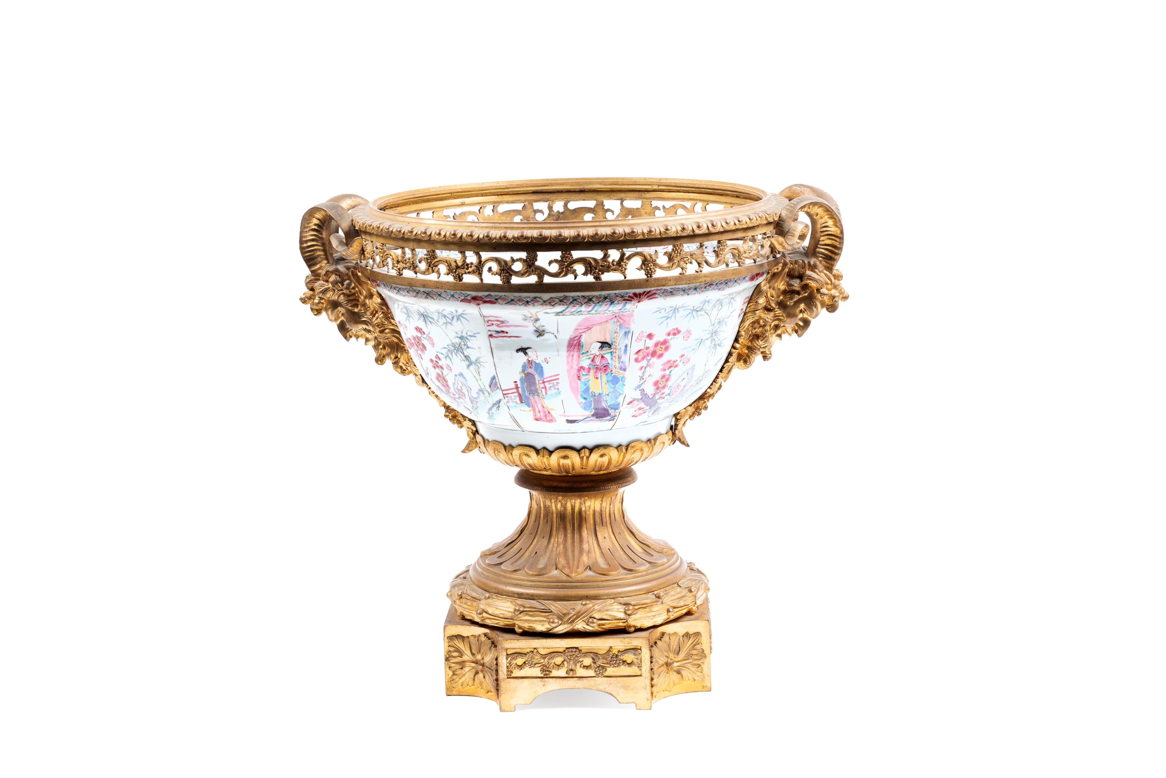 RARA COPPA IN PORCELLANA FAMIGLIA ROSA MONTATA IN BRONZO