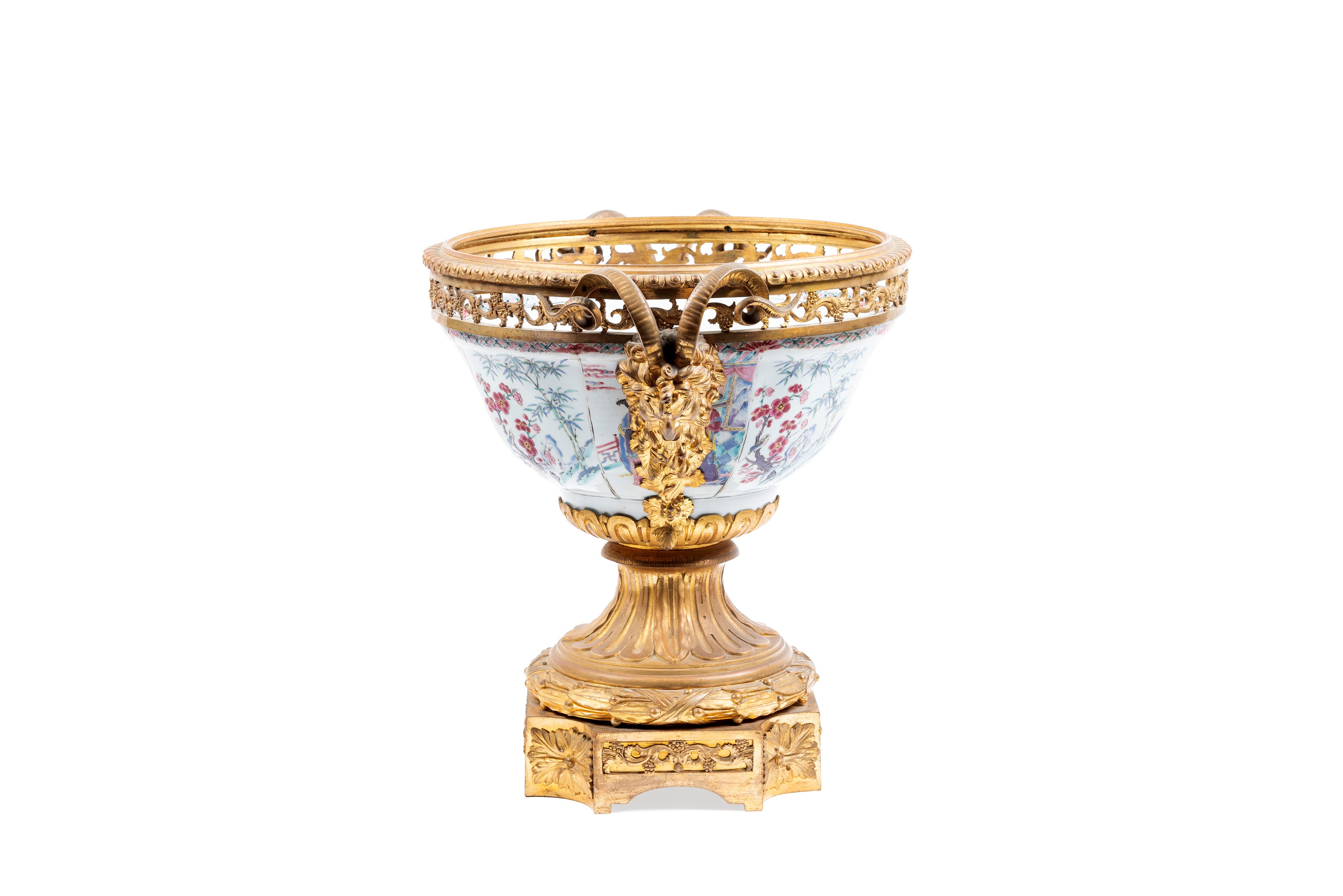 RARA COPPA IN PORCELLANA FAMIGLIA ROSA MONTATA IN BRONZO