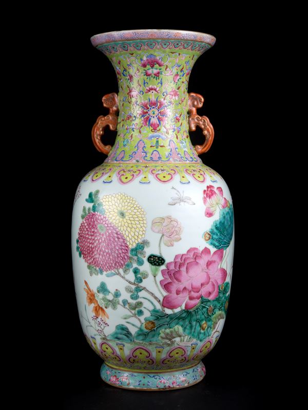 A FAMILLE ROSE TWO-HANDLED 'BIRDS AND FLOWERS' VASE SHEN DE TANG ZHI MARKED