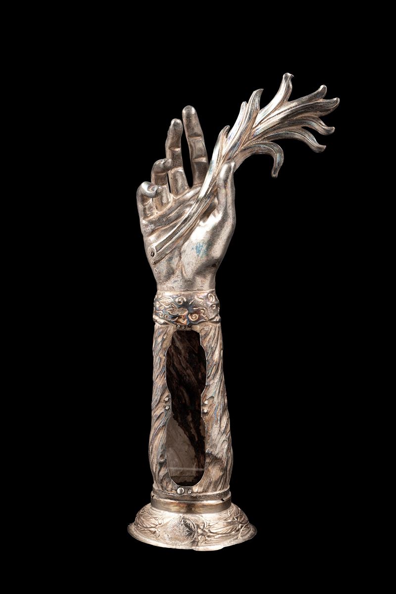 RELIQUIARIO ANTROPOMORFO A FORMA DI BRACCIO IN ARGENTO