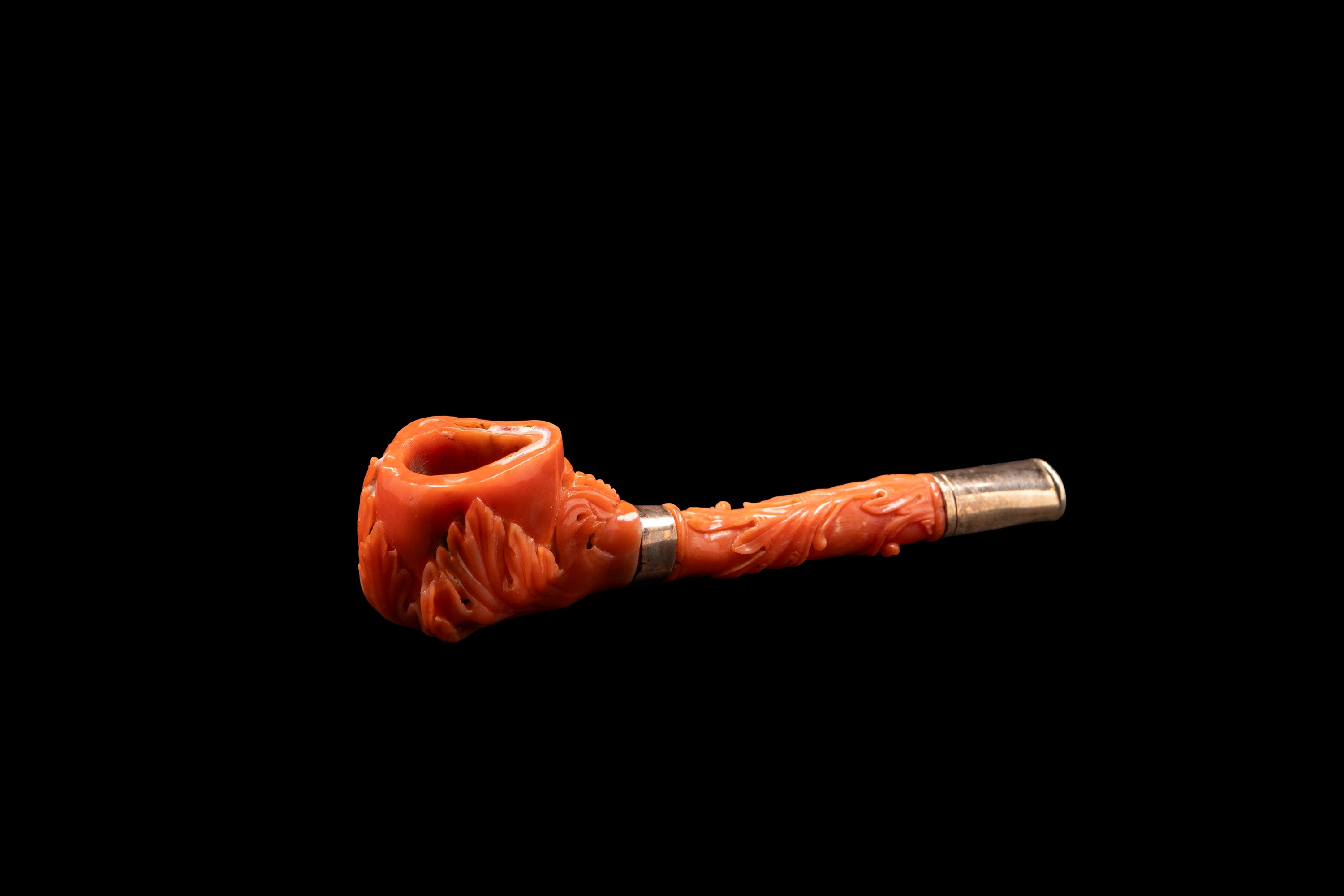 Pipa in corallo e oro, stile barocco