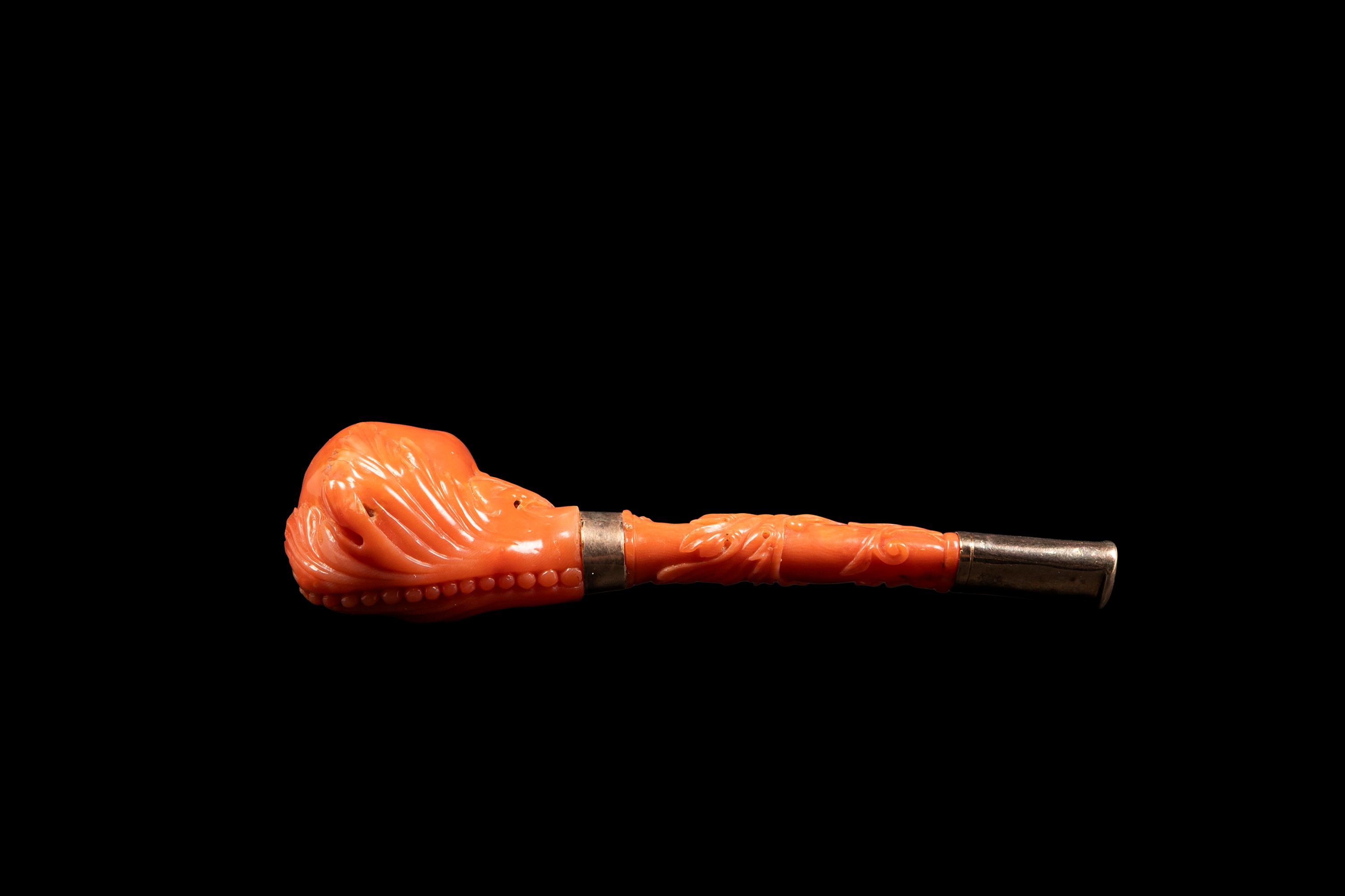Pipa in corallo e oro, stile barocco