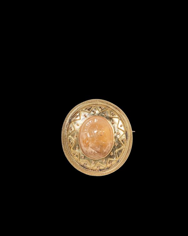 Luigi Pichler - SPILLA IN ORO CON INTAGLIO IN AGATA 