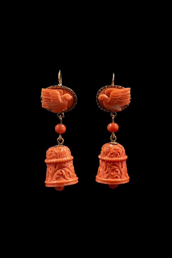 ☼ORECCHINI IN CORALLO E ORO A FORMA DI CAMPANELLA
