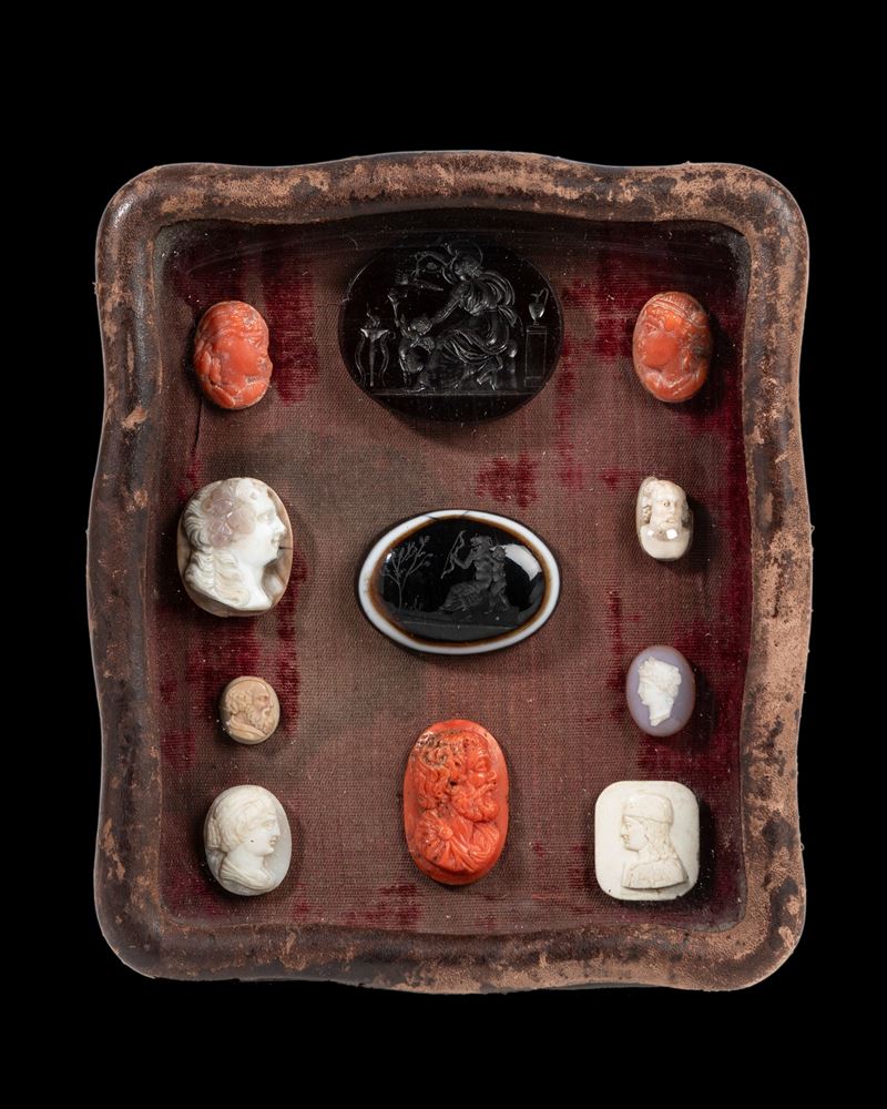 LOTTO DI CAMMEI E INTAGLI D'EPOCA DIVERSA