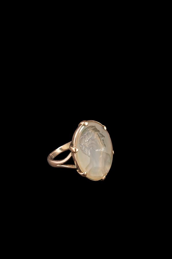ANELLO IN ORO CON INTAGLIO IN AGATA