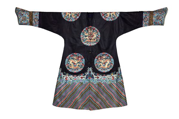  A RARE IMPERIAL CONSORT SILK 'DRAGON' EMBROIDERED ROBE 