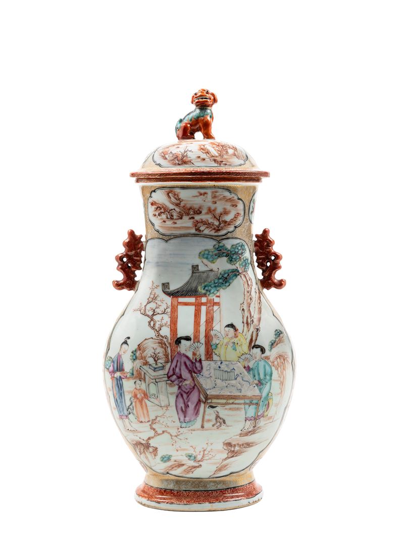 Cina, Dinastia Qing (Qianlong), Vaso in porcellana mandarini con decorazione a riserve e anse a q...