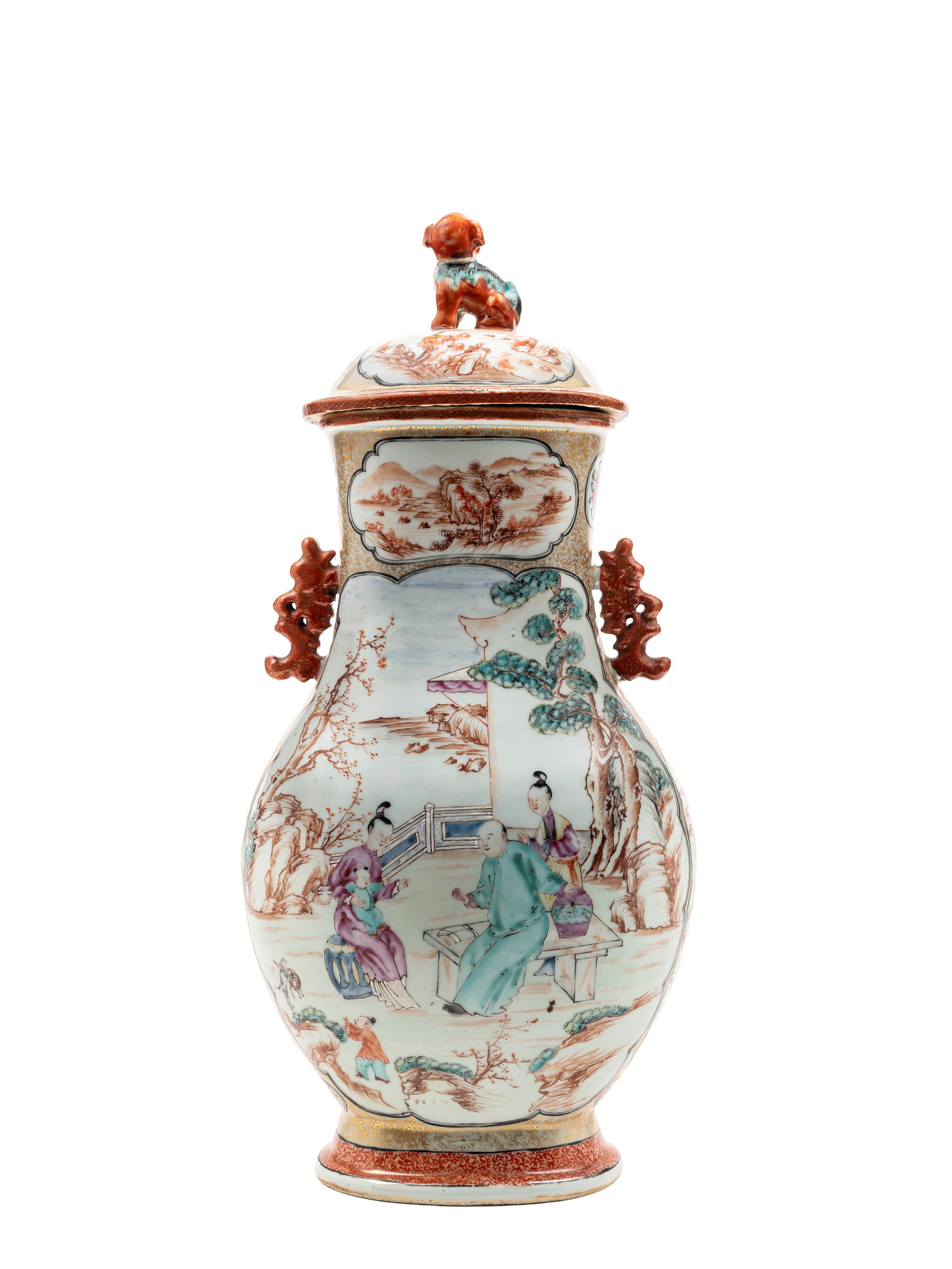 Cina, Dinastia Qing (Qianlong), Vaso in porcellana mandarini con decorazione a riserve e anse a q...