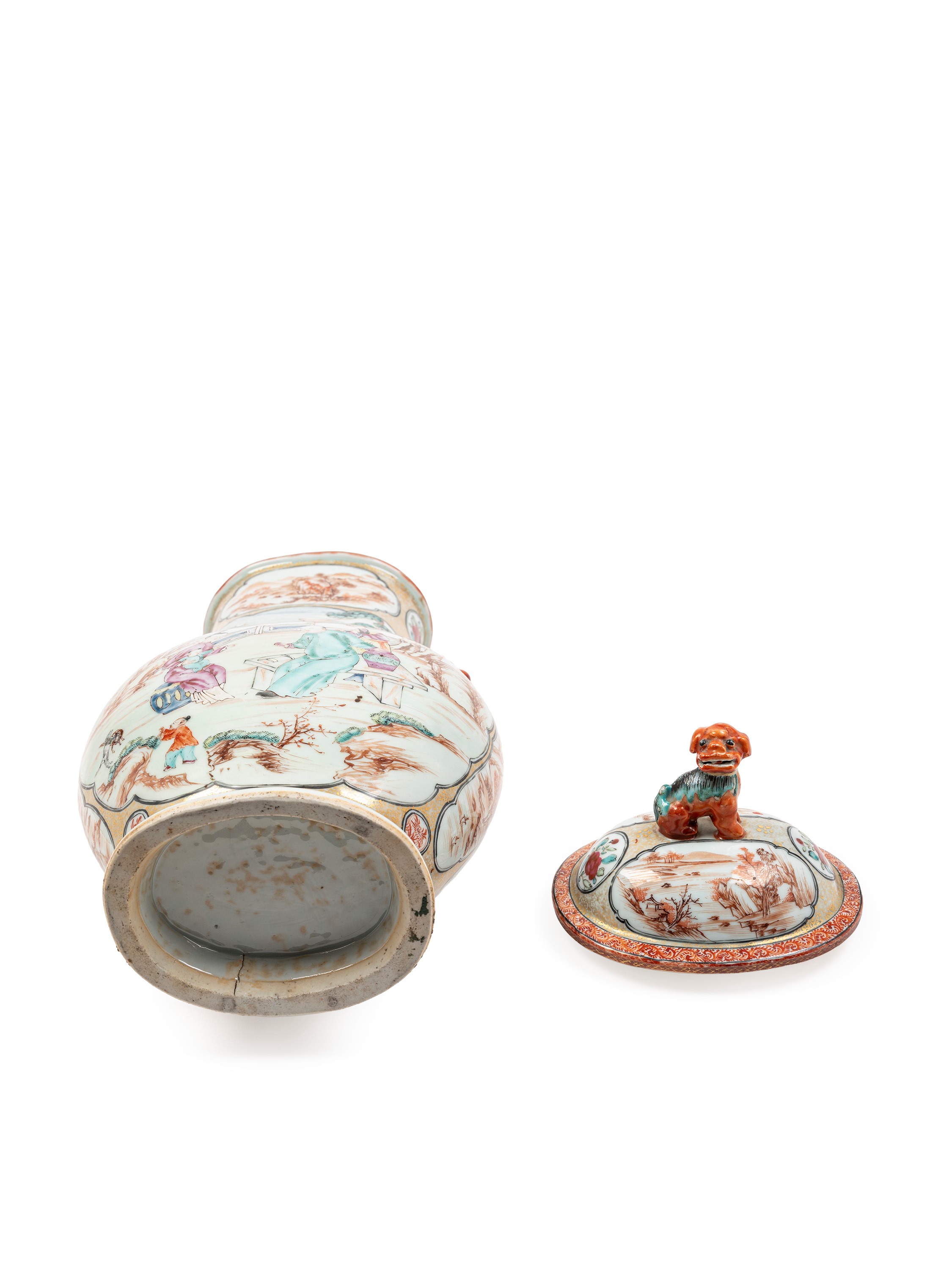 Cina, Dinastia Qing (Qianlong), Vaso in porcellana mandarini con decorazione a riserve e anse a q...