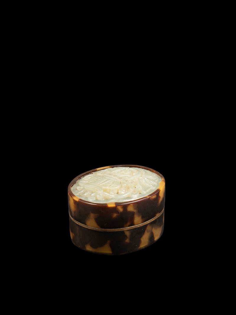 ☼SCATOLA IN TARTARUGA CON INTAGLIO IN GIADA