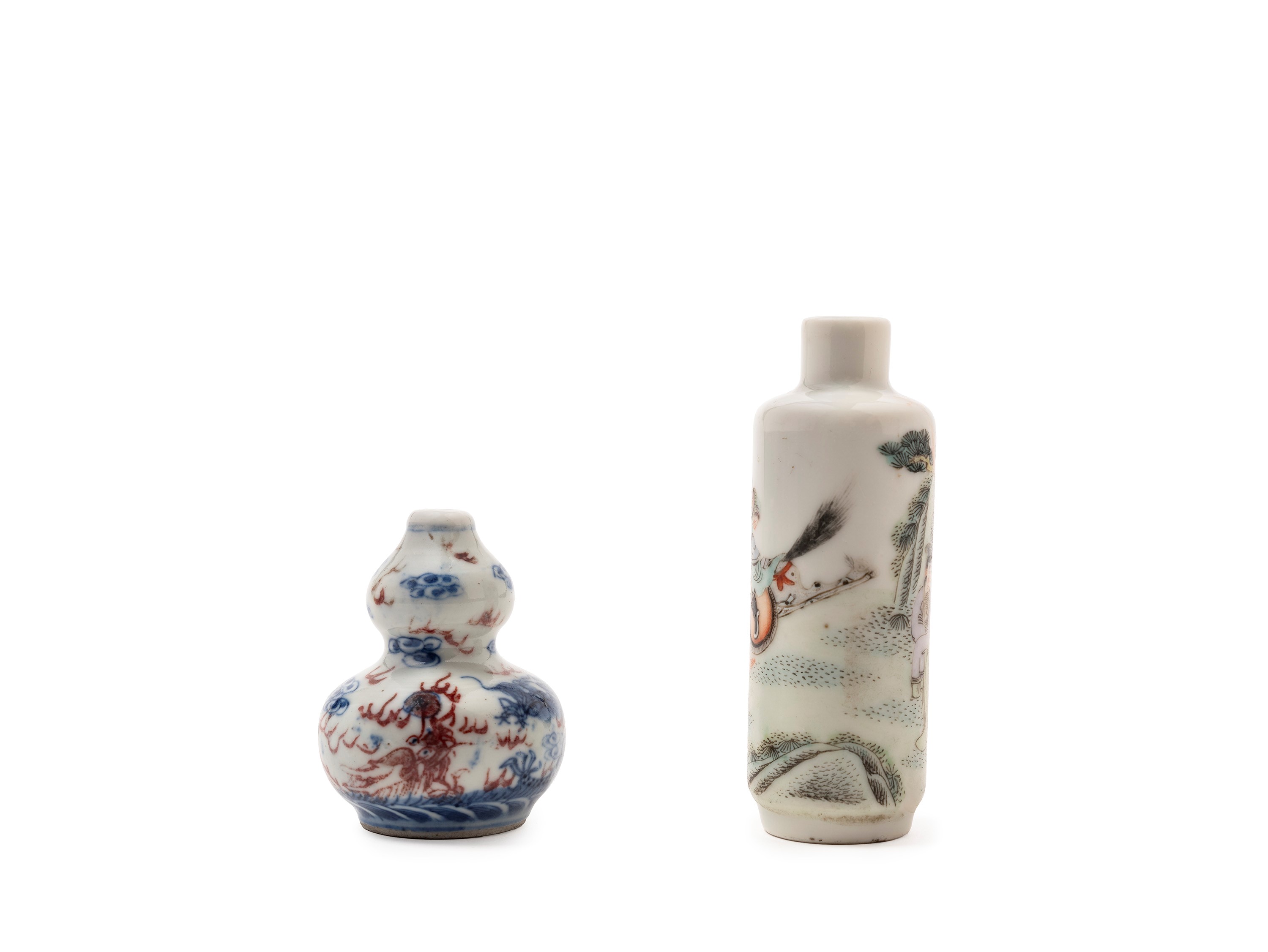 DUE SNUFF BOTTLES IN PORCELLANA