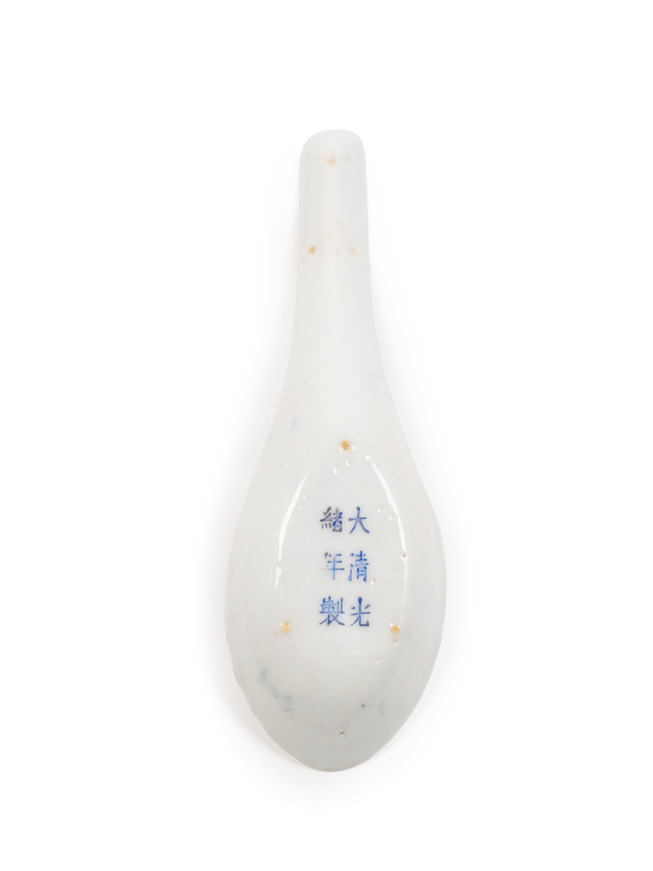 Cina, cucchiaio in porcellana con decorazione a pipistrello, periodo Guangxu (1875-1908)