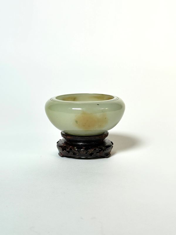 A SERPENTINE JADE BRUSH WASHER