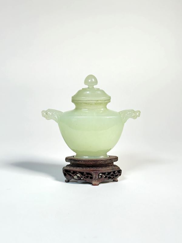 A SMALL SERPENTINE JADE VASE WITH COVER