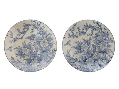 Coppia di grandi piatti, porcellana bianca e blu, decorazione policroma, periodo Meiji (Giappone)