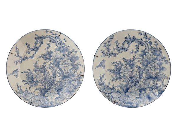 COPPIA DI GRANDI PIATTI IN PORCELLANA BIANCA E BLU
