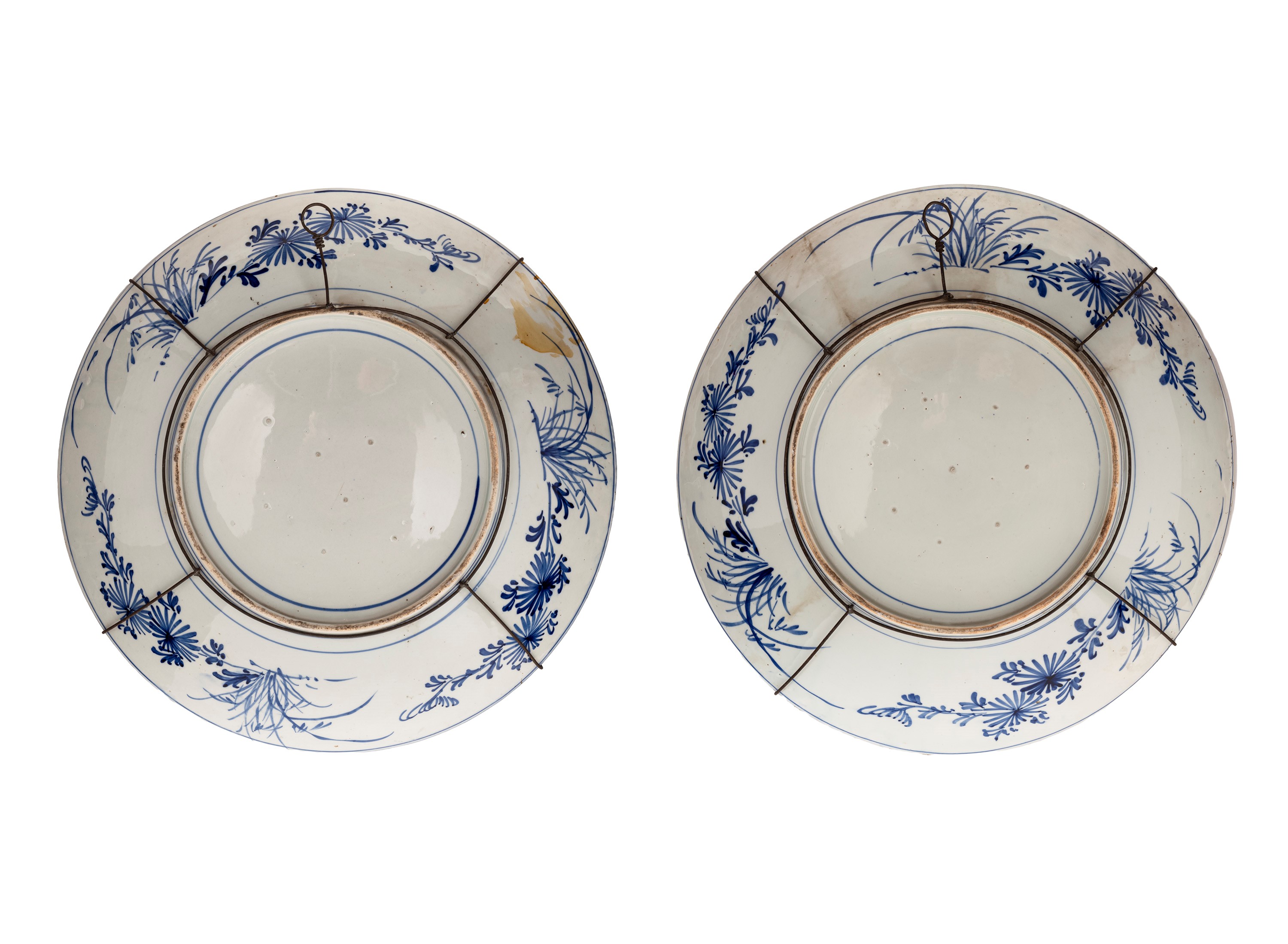 Coppia di grandi piatti, porcellana bianca e blu, decorazione policroma, periodo Meiji (Giappone)