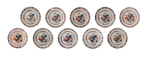 A SET OF TEN IMARI PORCELAIN PLATES