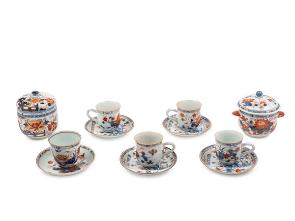SET DI CINQUE TAZZINE CON PIATTINO E DUE ZUCCHERIERE IN PORCELLANA IMARI