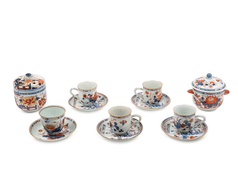 SET DI CINQUE TAZZINE CON PIATTINO E DUE ZUCCHERIERE IN PORCELLANA IMARI