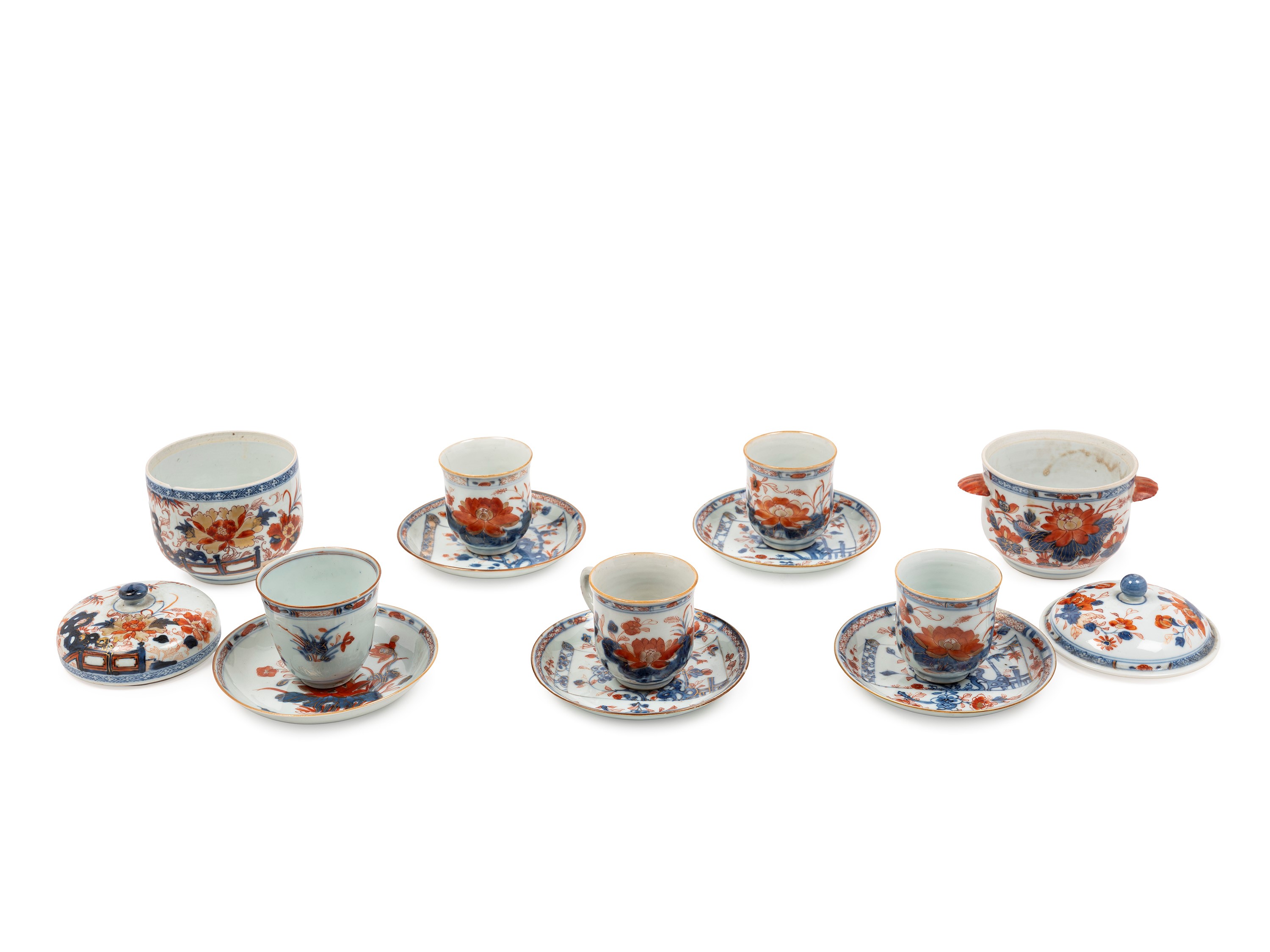 SET DI CINQUE TAZZINE CON PIATTINO E DUE ZUCCHERIERE IN PORCELLANA IMARI