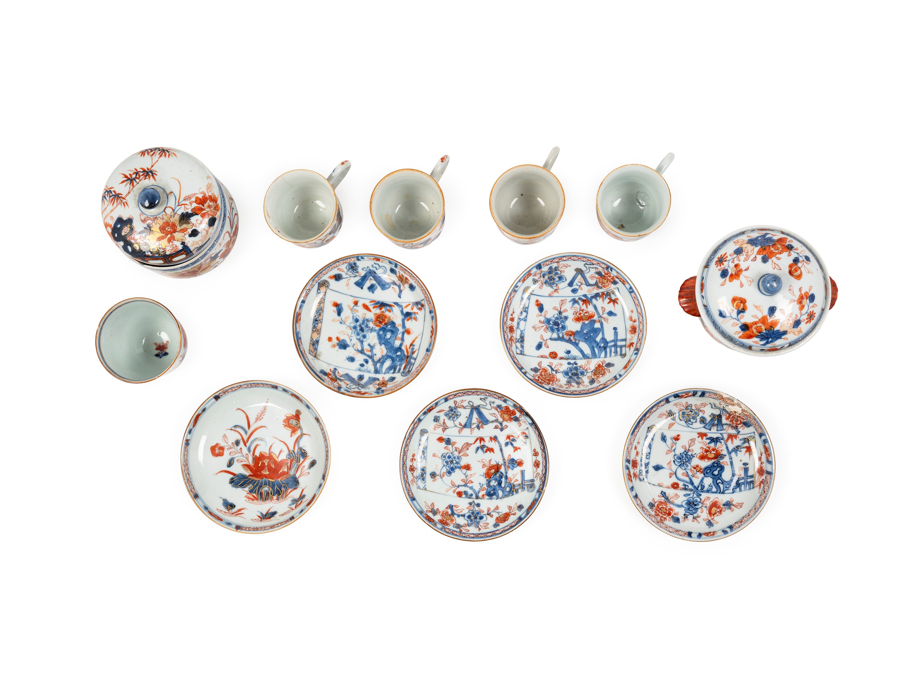 SET DI CINQUE TAZZINE CON PIATTINO E DUE ZUCCHERIERE IN PORCELLANA IMARI