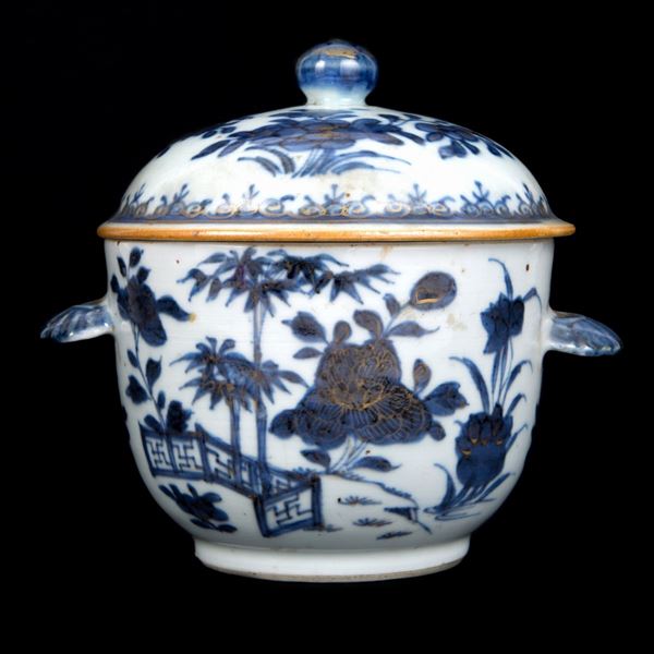 BLUE AND WHITE PORCELAIN BOWL AND COVER