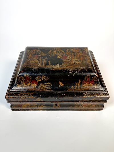 Bauletto in lacca nera decorato in chinoiserie, XIX secolo