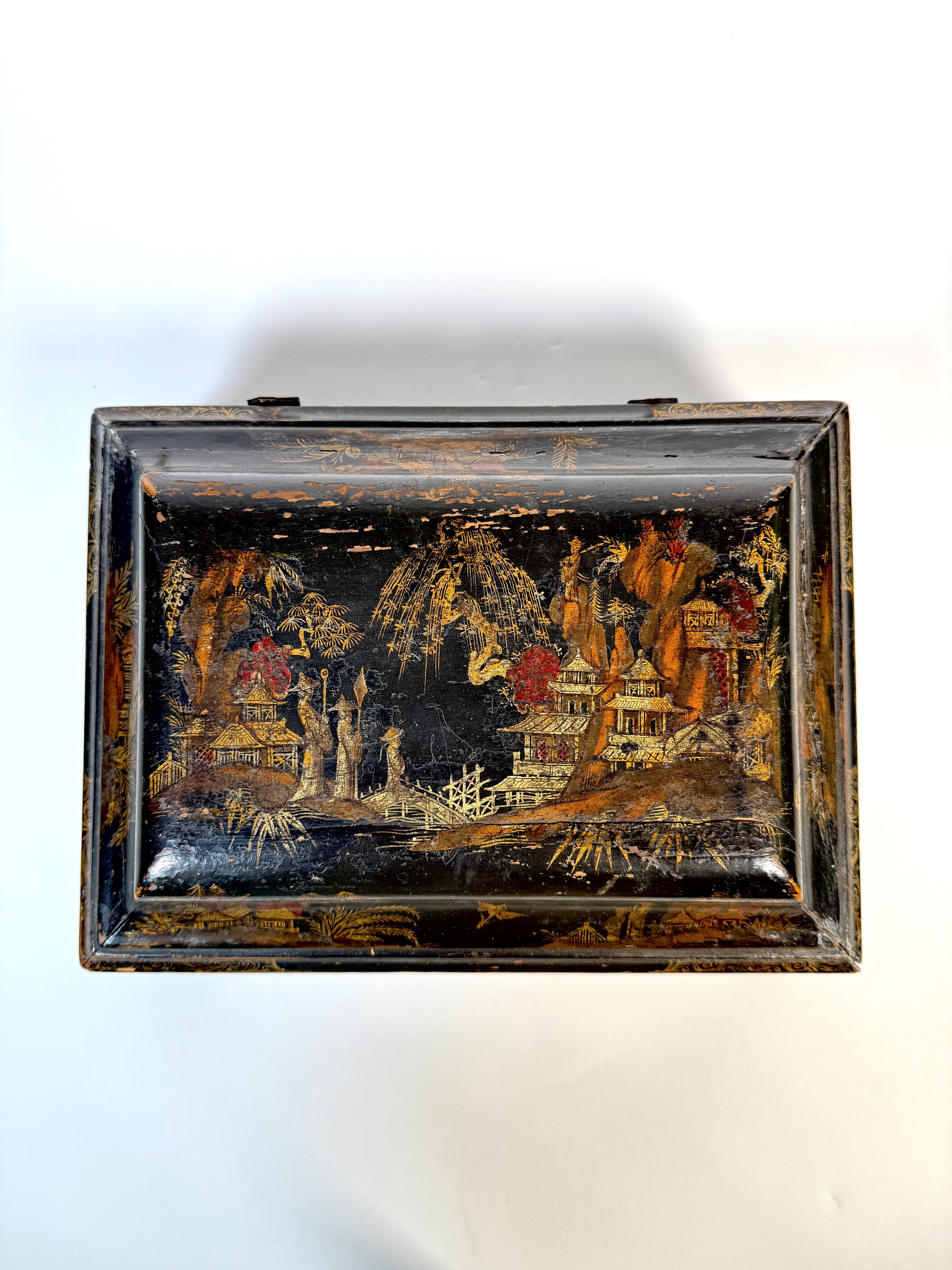 Bauletto in lacca nera decorato in chinoiserie, XIX secolo