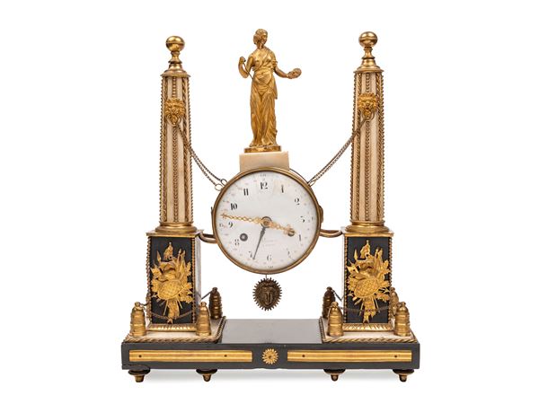 PENDOLA A PORTICO LUIGI XVI IN MARMO E BRONZO DORATO