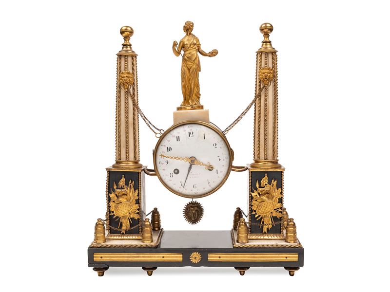 Pendola a portico Luigi XVI, Francia, inizio XIX secolo, marmo e bronzo dorato