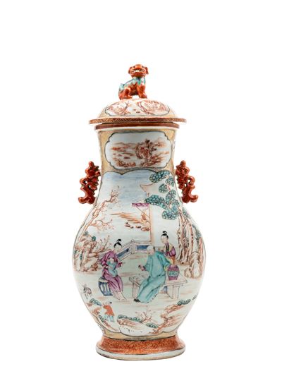 Cina, dinastia Qing (Qianlong), Vaso in porcellana Mandarin con decorazione a riserve