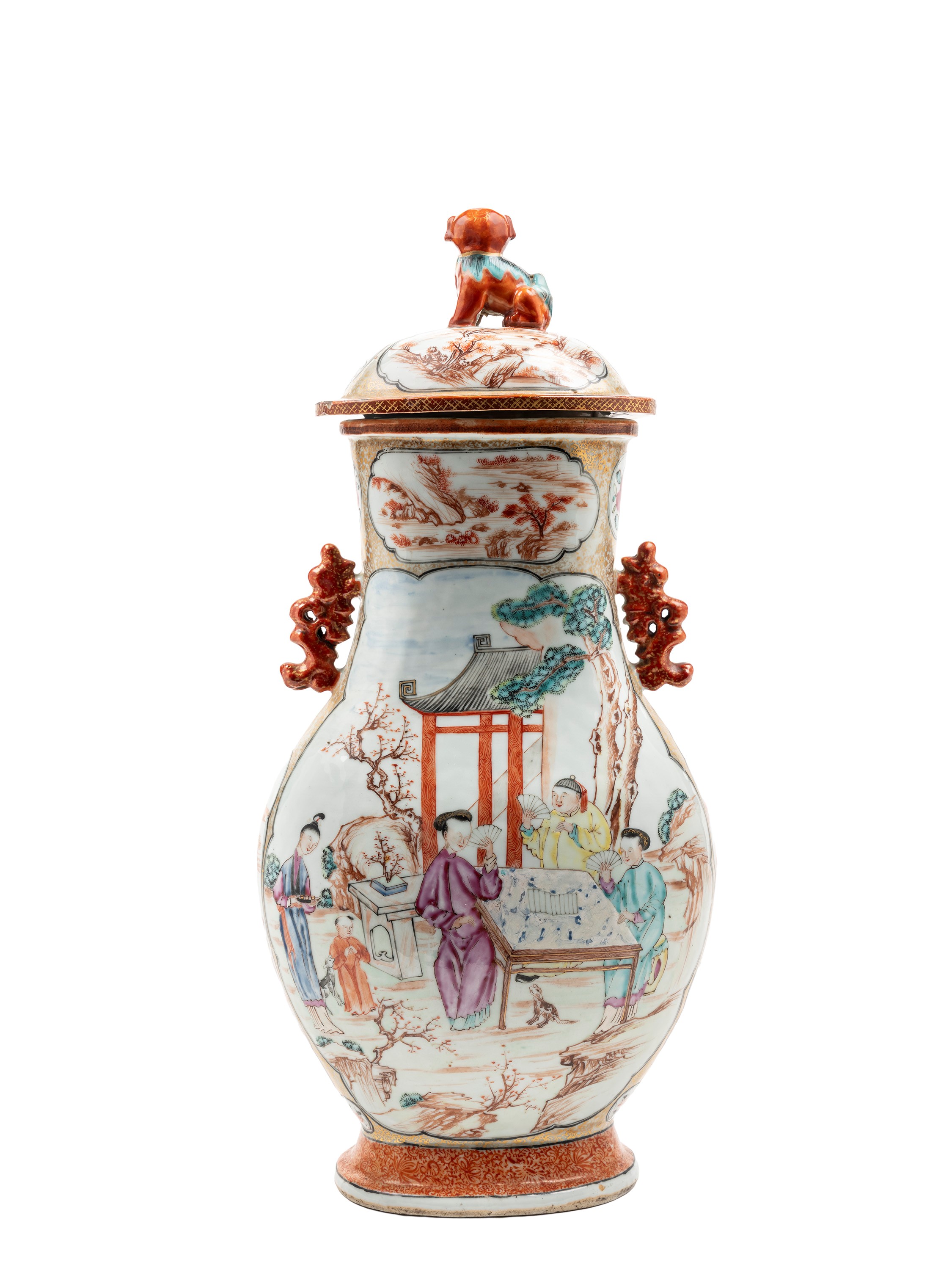 Cina, dinastia Qing (Qianlong), Vaso in porcellana Mandarin con decorazione a riserve