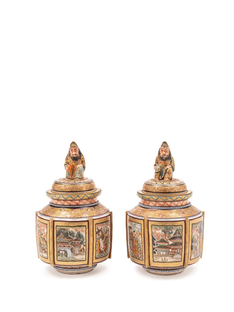 Giappone (periodo Meiji, 1868-1912), Coppia di piccoli vasi Satsuma con coperchio