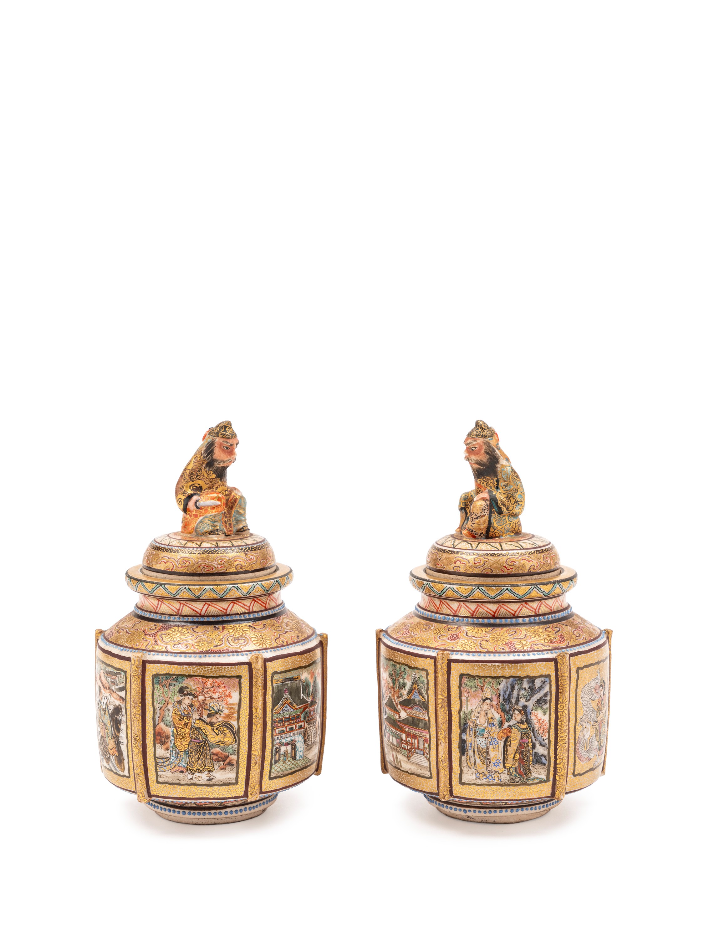 Giappone (periodo Meiji, 1868-1912), Coppia di piccoli vasi Satsuma con coperchio