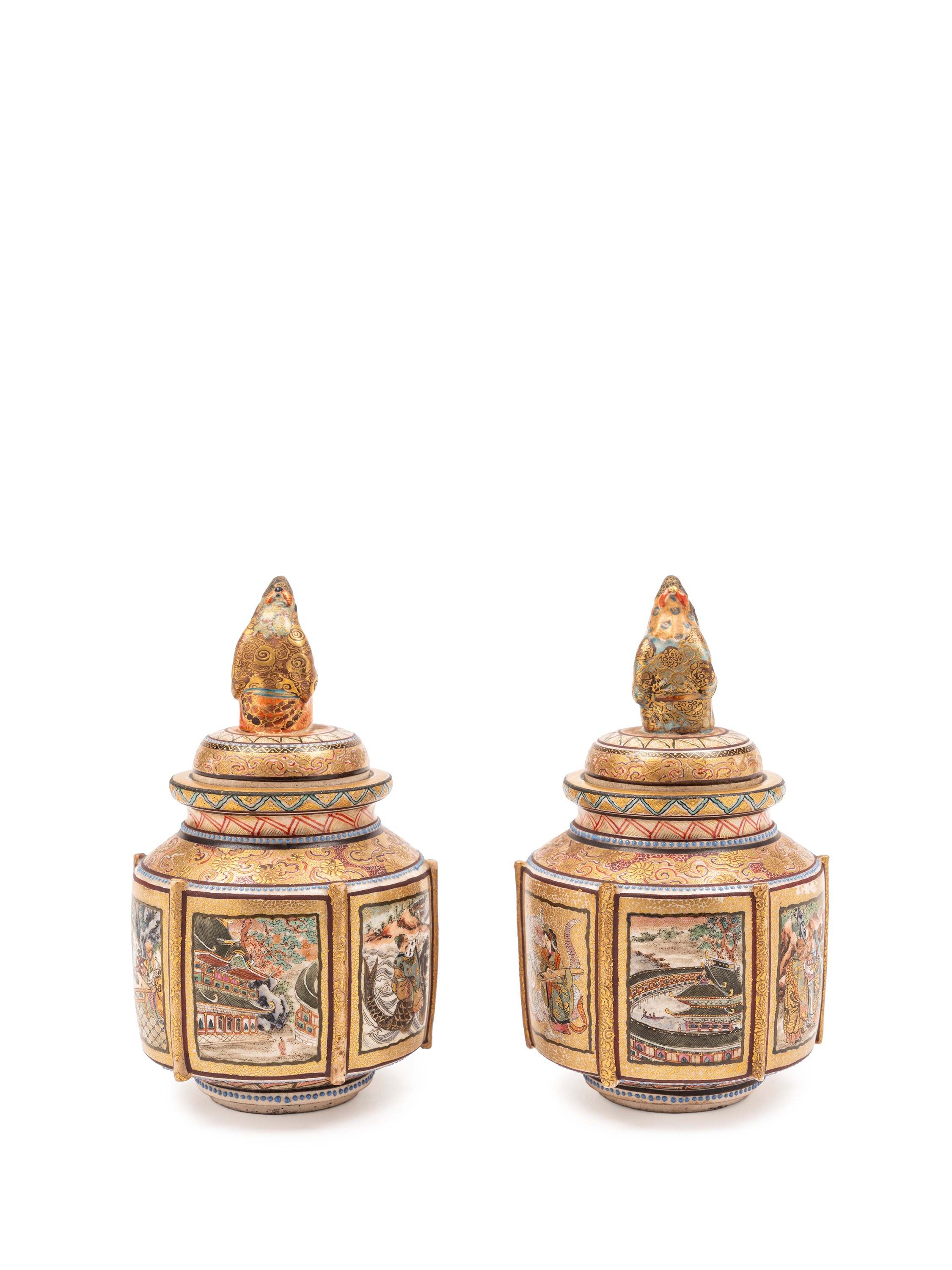 Giappone (periodo Meiji, 1868-1912), Coppia di piccoli vasi Satsuma con coperchio