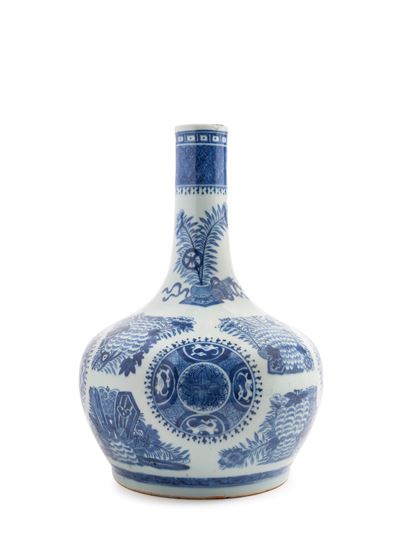Cina, dinastia Qing (inizio XIX secolo), Vaso “Fitzhugh” in porcellana bianca e blu